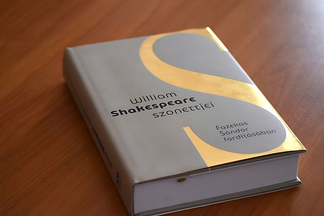 Dr. Fazekas Sándorral a Shakespeare-szonettek újrafordítójával dr. Bordás Sándor főiskolai docens beszélgetett.