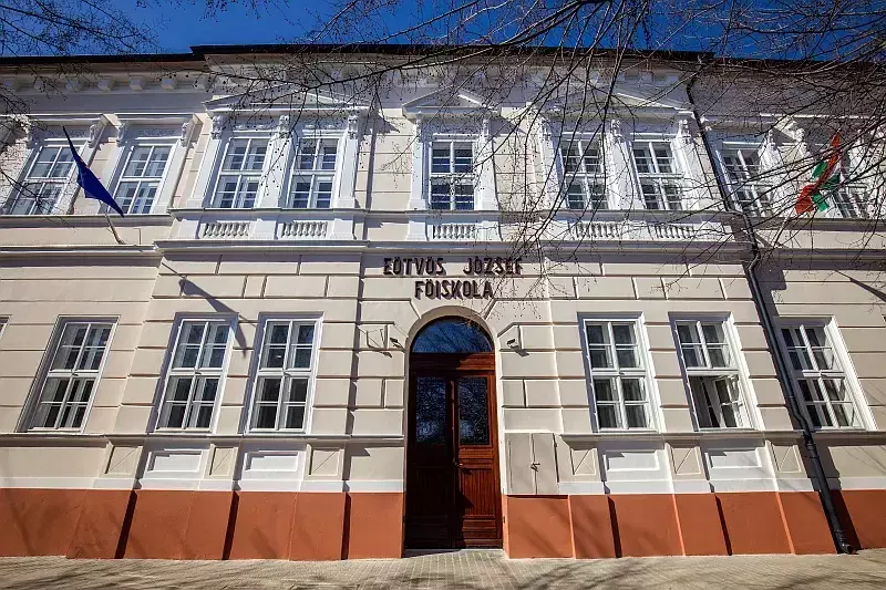 A főiskola épülete.