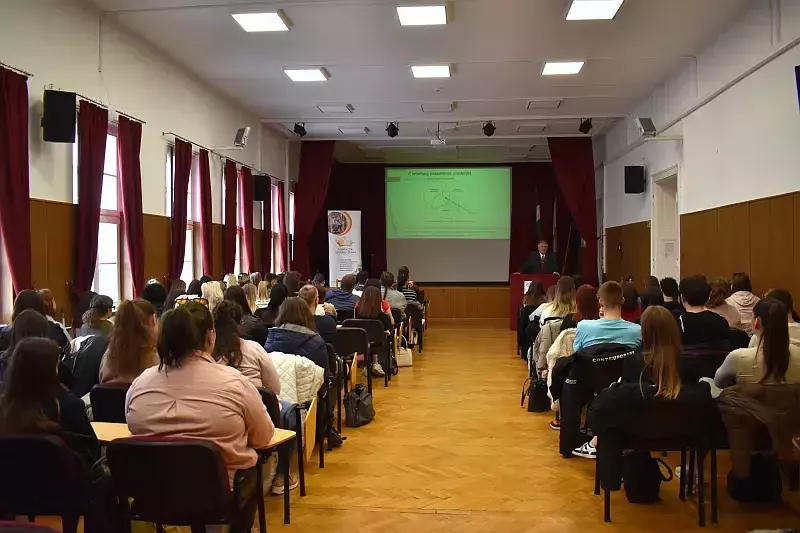 Veres Pál előadása a főiskolán