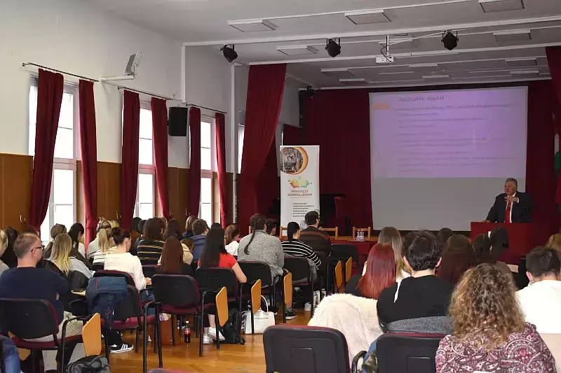 Veres Pál előadása a főiskolán