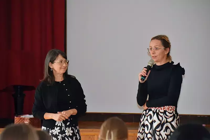 Mosolygó arcok, tapsoló kezek, dobbantó lábak 