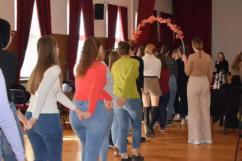 Mosolygó arcok, tapsoló kezek, dobbantó lábak 