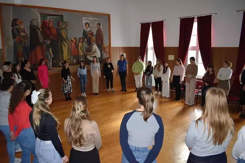 Mosolygó arcok, tapsoló kezek, dobbantó lábak 