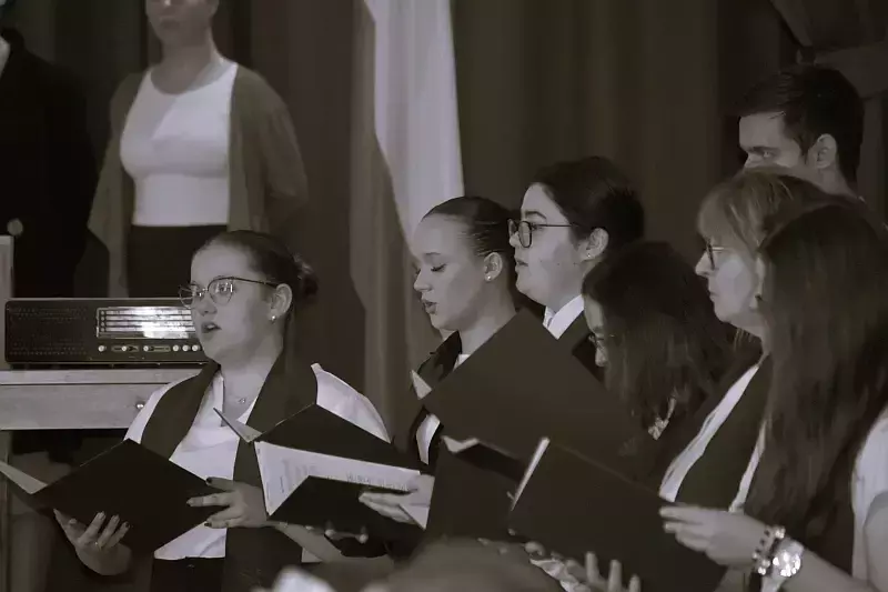 A szabadság hangjai: hallgatóink emlékezése 1956 hőseire