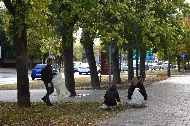 Szemétszedés az EJF-es csapattal