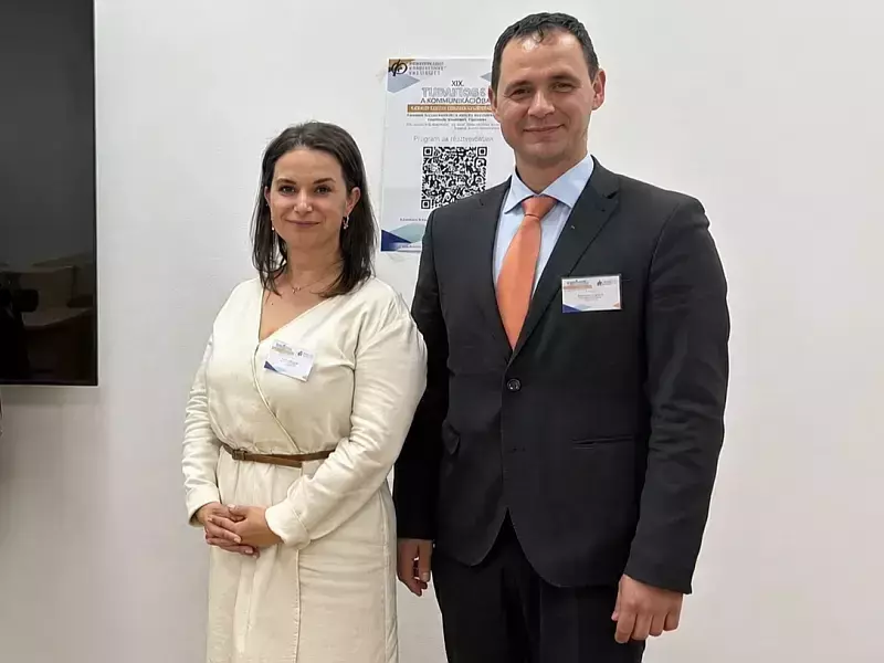 A fotón Ladányi Éva és dr. habil. Balázs László egyetemi docens látható, aki oktatónk doktori dolgozatának egyik témavezetője.