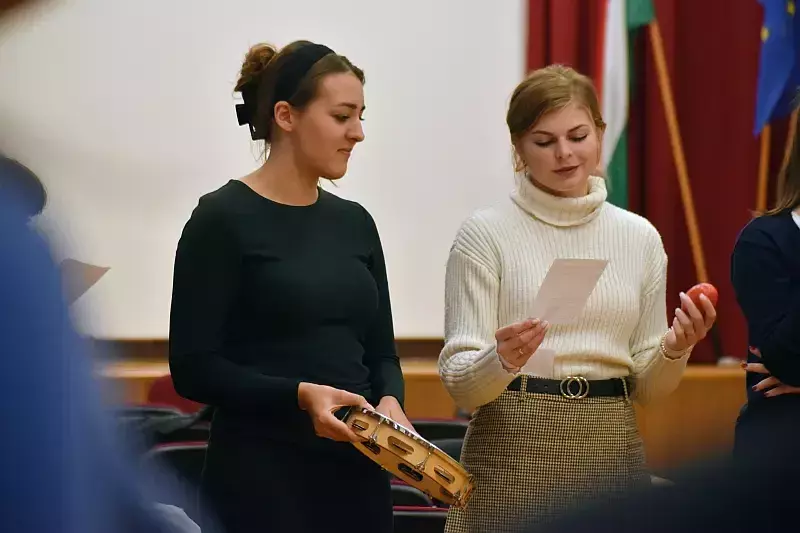 Mosolygó arcok, tapsoló kezek, dobbantó lábak 